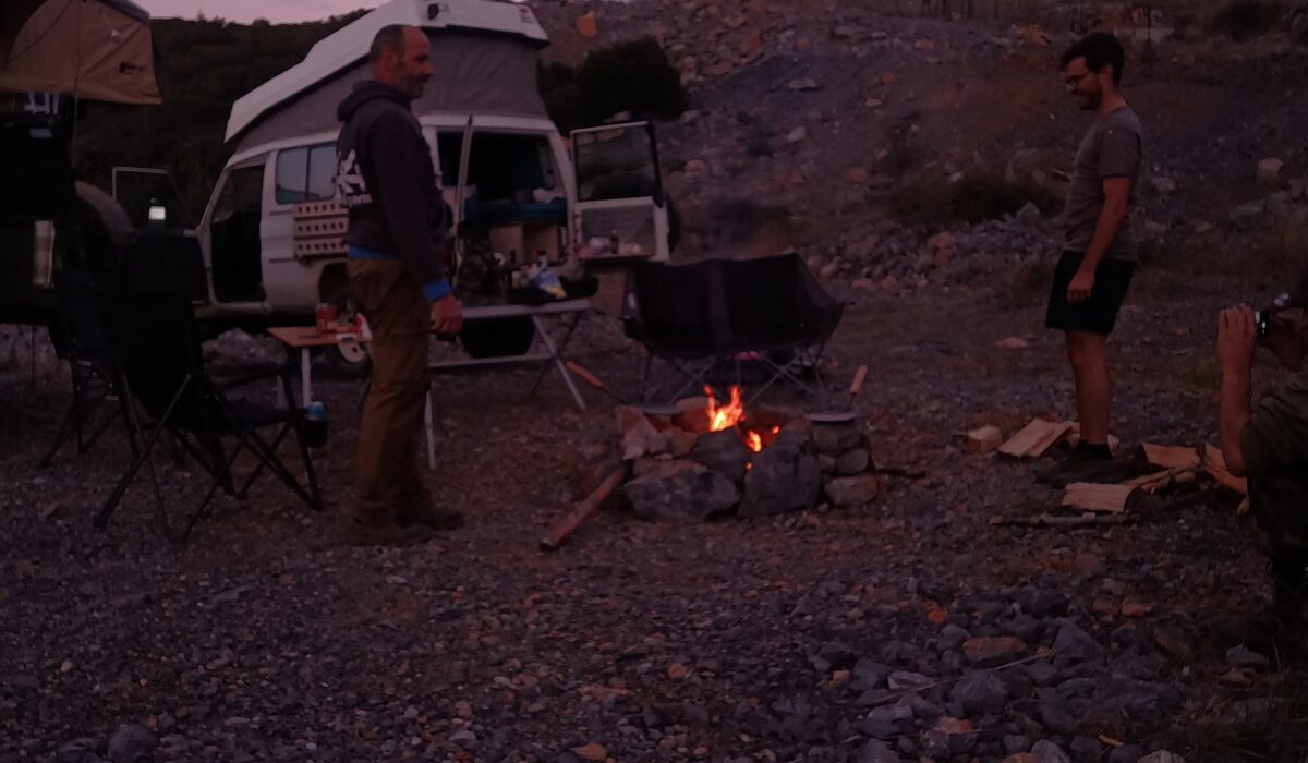 Nachtlager mit Feuerstelle